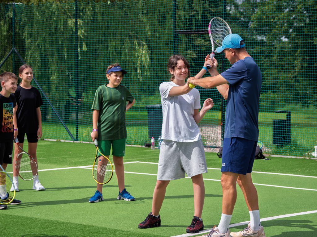 Tenis ziemny dla dzieci na obozie w Szelmencie